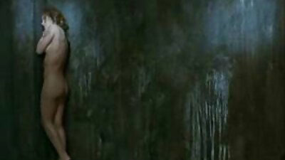 Jaukā brunete camgirl masturbē koridorā
