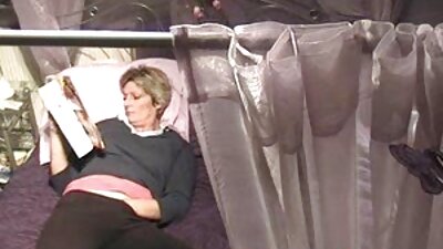 Sīka, seksīga sieva, kas zīda un jāj ar govju meiteni uz vīra