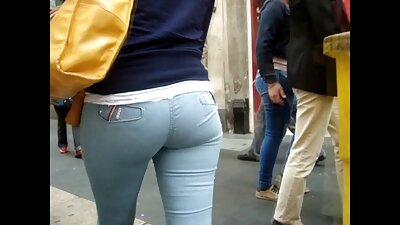 Apaļīga sieva, kas pozē kādā bdsm rīkā, atklājot izliektu ķermeni